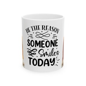 Op de afbeelding: Witte keramische mok met de tekst "BE THE REASON SOMEONE Smiles TODAY" in het zwart. De mok heeft een eenvoudig ontwerp, waardoor hij geschikt is voor dagelijks gebruik. De mok heeft een standaard formaat.