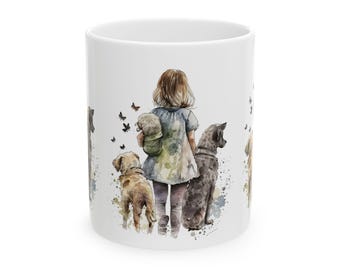 Könnte beinhalten: Weiße Keramiktasse mit einer Aquarellillustration einer Person mit drei Hunden und Schmetterlingen. Die Person ist abgewandt und hält einen kleinen Hund. Die anderen Hunde sind ein Golden Retriever und ein grauer Hund mit Halsband.