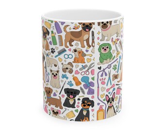 Könnte beinhalten: Eine weiße Keramik-Tasse mit einem farbenfrohen Muster aus verschiedenen Hunderassen und Pflegeutensilien. Das Design umfasst Cartoon-Illustrationen von Hunden, Kämmen, Scheren und Pfotenabdrücken, was eine verspielte, tierische Ästhetik schafft.
