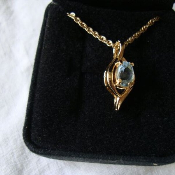 Lovely Aquamarine stone pendant on a 18 inch yellow Goldfilled rope chain ...