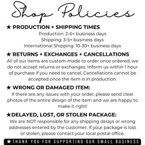 Op de afbeelding: Winkelbeleid voor op maat gemaakte artikelen. De productietijd is 2-6 werkdagen, de verzending is 3-5 werkdagen en de internationale verzending is 10-30 werkdagen. Retourneren en omruilen worden niet geaccepteerd, maar annuleringen zijn mogelijk binnen 1 uur na aankoop. Bij problemen met een bestelling worden duidelijke foto's van het volledige ontwerp gevraagd. De winkel is niet verantwoordelijk voor verzendvertragingen of verkeerde adressen.