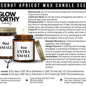 Op de afbeelding: Twee kokosnoot-abrikoos-waskaarsen in bruine glazen potten met gouden deksels. De kleinere pot is gelabeld "4oz EXTRA SMALL" en de grotere pot is gelabeld "9oz SMALL". De kaarsen worden omringd door tekst die de geuren en maten van de kaarsen beschrijft.