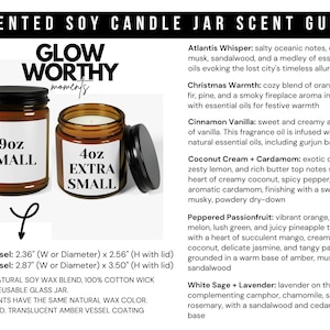 Op de afbeelding: Twee amberkleurige sojawas kaarsen in glazen potten met zwarte deksels. De kleinere kaars is gelabeld "4oz EXTRA SMALL" en de grotere kaars is gelabeld "9oz SMALL". De kaarsen staan op een witte achtergrond met tekst die verschillende geuren beschrijft.