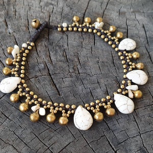 Tropfen Weiß Türkis Chips Stein Perlen Messing Glöckchen Hippie Fußkettchen, Frauen Armband, Geschenke für Sie