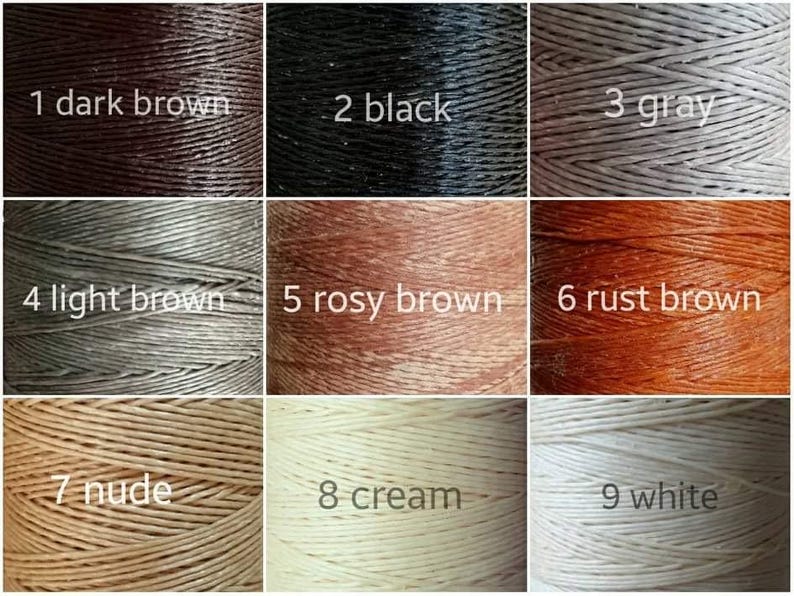 K&ouml;nnte beinhalten: Ein Raster von neun Garnrollen in verschiedenen Farben. Die Farben umfassen Dunkelbraun, Schwarz, Grau, Hellbraun, Rosabraun, Rostbraun, Nude, Creme und Wei&szlig;. Jede Rolle ist mit einer Nummer und dem Farbnamen beschriftet.