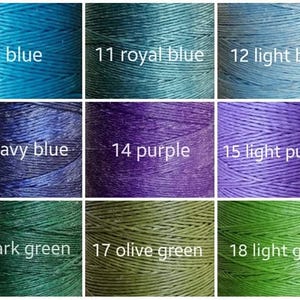 K&ouml;nnte beinhalten: Ein Raster von neun Farbmustern von Garnrollen. Die Farben umfassen Blaut&ouml;ne, Lila und Gr&uuml;n. Jedes Muster ist mit einer Nummer und einem Farbnamen beschriftet, wie z. B. "10 blau" und "11 k&ouml;nigsblau".