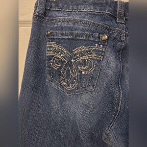 Seven7 bootcut damesjeans blauw medium wash geborduurde denim mt 10 afbeelding 12