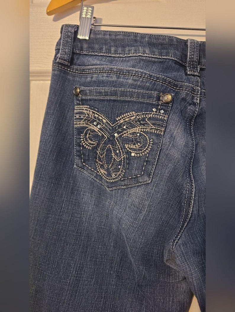 Seven7 bootcut damesjeans blauw medium wash geborduurde denim mt 10 afbeelding 12