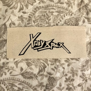 Pode incluir: Um conjunto de três canecas de cerâmica com acabamento fosco e salpicado. As canecas são em tons de creme, cinza claro e cinza escuro. Cada caneca tem um design simples e minimalista, ideal para café ou chá.