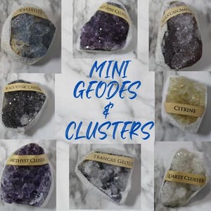 Könnte beinhalten: Eine Auswahl an Mini-Geoden und Clustern, darunter Celestit, Amethyst, Citrin und Quarz. Jeder Stein ist beschriftet und in einem Schutznetz verpackt. Der Text "MINI GEODES & CLUSTERS" ist in blauer Schrift dargestellt.