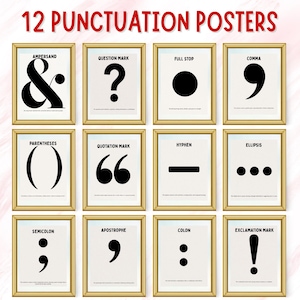 Può includere: Un set di dodici poster incorniciati con segni di punteggiatura. Ogni poster mostra un simbolo diverso, tra cui una e commerciale, punto interrogativo, punto, virgola, parentesi, virgolette, trattino, puntini di sospensione, punto e virgola, apostrofo, due punti ed esclamativo.