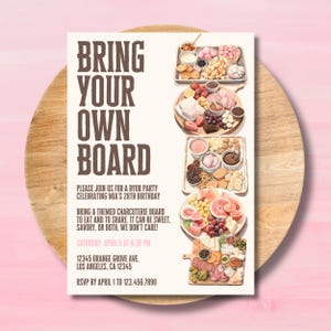 以下が含まれることがあります： 「BRING YOUR OWN BOARD」のテキストが入ったBYOBパーティーの招待状。木製のボードに載せられた招待状には、ミアの28歳の誕生日を祝うシャルキュトリーをテーマにしたイベントの詳細、RSVPの詳細、住所が記載されています。
