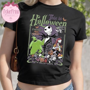 K&ouml;nnte beinhalten: Schwarzes T-Shirt mit einem Halloween-Motiv mit Jack Skellington, Sally und Oogie Boogie. Der Text auf dem Shirt lautet "This is Halloween" und "Everybody Make a Scene". Das Design beinhaltet Flederm&auml;use und ein Spinnennetz.