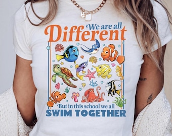 Todos somos diferentes, pero en esta escuela todos nadamos juntos. Camiseta corta sin mangas Baby Tee de Buscando a Nemo de Disney, aula de profesor de Buscando a Dory Marlin.