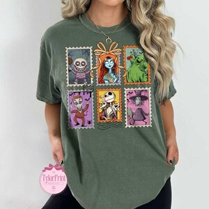 Puede incluir: Camiseta verde con seis dise&ntilde;os de sellos postales con personajes de The Nightmare Before Christmas. Los sellos incluyen im&aacute;genes de Jack Skellington, Sally y otros personajes. La camiseta tiene cuello redondo y mangas cortas.