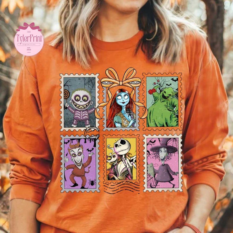 Puede incluir: Camiseta naranja de manga larga con un dise&ntilde;o de seis sellos postales con personajes de "Pesadilla antes de Navidad". Los sellos incluyen im&aacute;genes de personajes como Sally, Jack Skellington y Oogie Boogie.