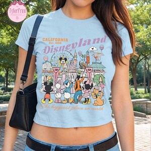 Puede incluir: Una taza de cer&aacute;mica blanca con un asa negra y el texto "But First, Coffee" en negro y negrita. La taza est&aacute; sobre una superficie blanca. La taza mide aproximadamente 10 cm de alto.