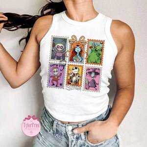 Puede incluir: Camiseta sin mangas blanca con un dise&ntilde;o de sellos coloridos con personajes de The Nightmare Before Christmas. Los sellos incluyen im&aacute;genes de Jack Skellington, Sally y otros personajes. La camiseta est&aacute; hecha de un material suave.