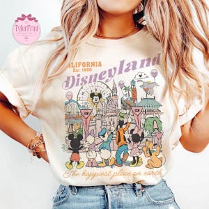 Puede incluir: Una taza de cer&aacute;mica blanca con un asa negra y el texto "But First, Coffee" en negro, con una fuente de estilo manuscrito. La taza est&aacute; sobre una superficie blanca.