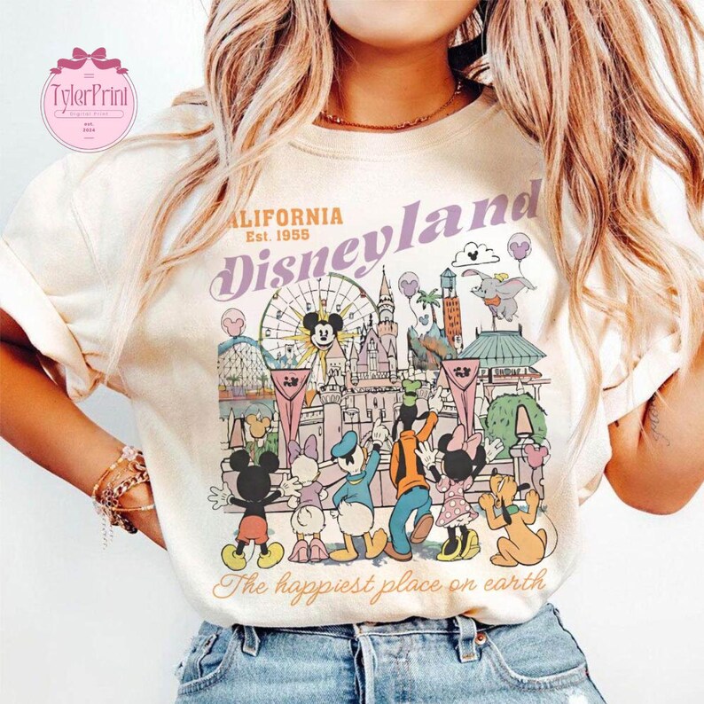 Puede incluir: Una taza de cer&aacute;mica blanca con un asa negra y el texto "But First, Coffee" en negro, con una fuente de estilo manuscrito. La taza est&aacute; sobre una superficie blanca.