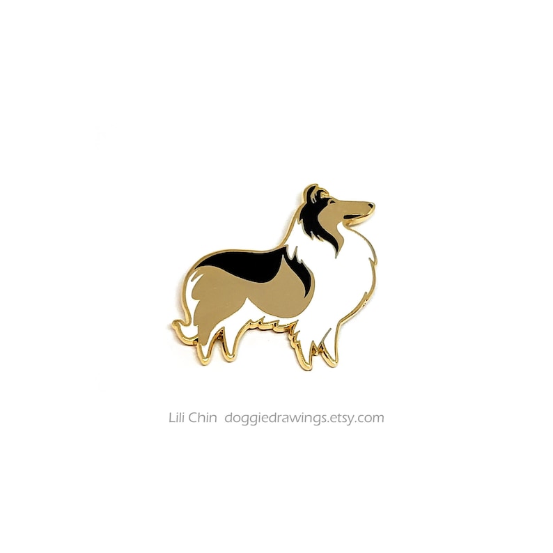 Puede incluir: Pin de esmalte de color dorado con un perro Collie blanco y negro. El perro est&aacute; de pie con la cabeza girada hacia la derecha. El pin es una silueta simple del perro.