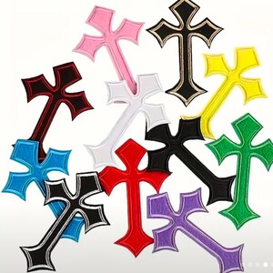 Pode incluir: Conjunto de patches para passar a ferro com design de cruz em v&aacute;rias cores, incluindo preto, vermelho, azul, verde, amarelo, branco, rosa e roxo.