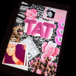以下が含まれることがあります： タブレット画面に、画像とグラフィックのコラージュが表示されています。ピンクのハローキティ、ピンクの毛皮でできた「TAT」の文字、女性の写真、ドル紙幣、ピンクのKAWSフィギュアが含まれています。背景は白黒のパターンです。