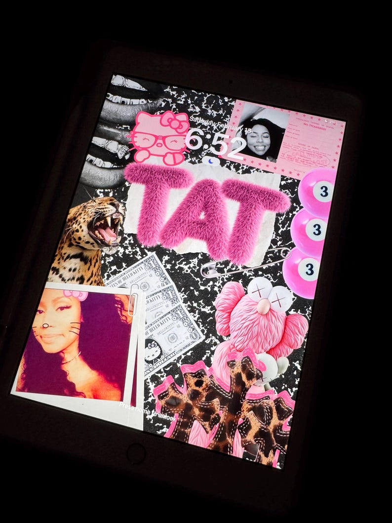 以下が含まれることがあります： タブレット画面に、画像とグラフィックのコラージュが表示されています。ピンクのハローキティ、ピンクの毛皮でできた「TAT」の文字、女性の写真、ドル紙幣、ピンクのKAWSフィギュアが含まれています。背景は白黒のパターンです。