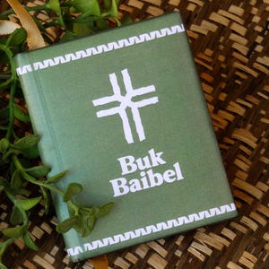 Buk Baibel Christbaumschmuck - Krippe Jesus Geburt in Tok Pisin - Melanesier Pidgin - Papua-Neuguinea