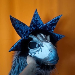 Rex, fursuit met roofvogelmasker, drakenmasker, hoofd van fursuit