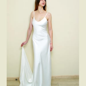Braut V-Ausschnitt einfaches Kleid. Elfenbein Slip-Empfangskleid. Brautjungfern Kleid. Rückenfreies Strandkleid mit langer Schleppe. Kleid nach Maß.