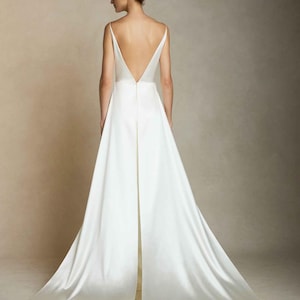 Elegantes Satin-Brautkleid mit tiefem V-Rücken und fließender Schleppe. Rückenfreies Brautkleid mit langem abnehmbaren Schal. Elfenbeinfarbenes Kleid.