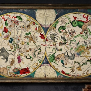 Könnte beinhalten: Gerahmter Vintage-Himmelskartendruck. Die Karte zeigt farbenfrohe Illustrationen von Sternbildern, Tierkreiszeichen und Himmelskörpern. Der Rahmen ist dunkelbraun, und die Karte hat einen cremefarbenen Hintergrund mit einem blauen Rand.