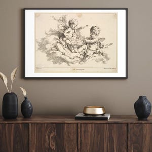 Könnte beinhalten: Schwarz gerahmter Druck mit einer detaillierten Radierung von zwei musizierenden Engeln vor einem wolkigen Hintergrund. Der Druck trägt die Aufschrift "LA MUSIQUE". Das Kunstwerk wird über einem dunklen Holzschrank ausgestellt.