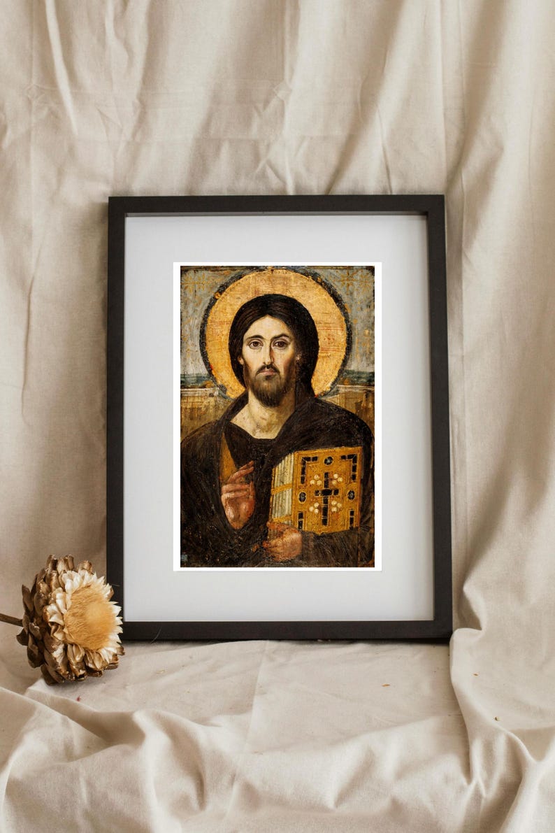Pode incluir: &Iacute;cone religioso emoldurado com um homem com uma aur&eacute;ola, segurando um livro. A obra de arte tem uma paleta de cores douradas e castanhas, com uma moldura preta. A imagem est&aacute; sobre um fundo neutro.