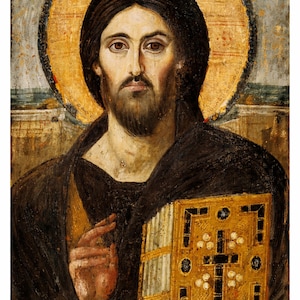 Pode incluir: &Iacute;cone religioso antigo retratando uma figura com cabelo escuro e barba, vestida com uma t&uacute;nica escura. Um halo dourado envolve a cabe&ccedil;a. A figura segura um livro dourado com um desenho de cruz.