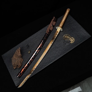 Handgefertigtes Emberfall Katana: Goldenes Samuraischwert mit Flammenklinge, Cosplay Requisite