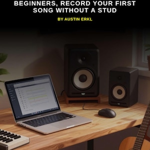Peut inclure: Un guide de production musicale intitulé DIY MUSIC PRODUCTION GUIDE, HOME RECORDING TIPS FOR BEGINNERS, RECORD YOUR FIRST SONG WITHOUT A STUD BY AUSTIN ERKL, avec un ordinateur portable, deux moniteurs de studio noirs et une guitare.