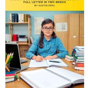 Op de afbeelding: Een persoon met een bril schrijft in een notitieboek op een bureau. De afbeelding bevat de tekst "THE 14-DAY HOMEWORK HELPER: 28 STUDY HACKS TO BOOST YOUR CHILD'S GRADES BY A FULL LETTER IN TWO WEEKS BY AUSTIN ERKL". Een laptop, potloden en boeken zijn ook zichtbaar.