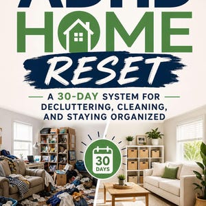 以下が含まれることがあります： オースティン・アークル著『The ADHD Home Reset』のブックカバー。デザインは、左側に散らかったリビングルーム、右側に整理されたリビングルームを表示する分割画像で、中央に緑色の30日間のカレンダーアイコンが配置されています。