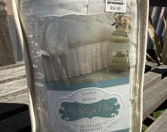 Faldón de cama Queen: Ropa de cama nueva, estilo vintage chic con ojales y volantes, color blanco roto.