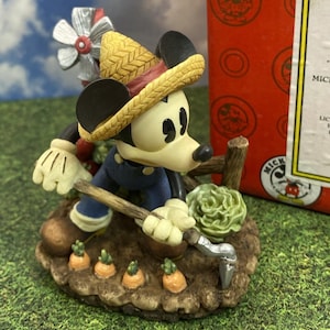 Statuetta Disney vintage di Topolino Enesco che zappa il mais, da collezione, rara, decorazione da fattoria, carina, statua da cartone animato, regalo per la casa.