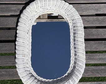 Espejo de mimbre blanco vintage: decoración de pared ovalada estilo bohemio costero de granja.