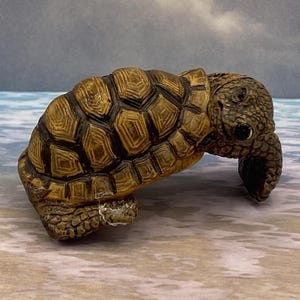 石、木、金属で作られた 7 つのミニチュア亀の置物。コレクション用