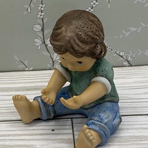 Figura vintage Goebel de niña sosteniendo una cesta, de Nina Marco, Alemania, coleccionable, reparada, de 4 pulgadas, cerámica europea, decoración del hogar, regalo.