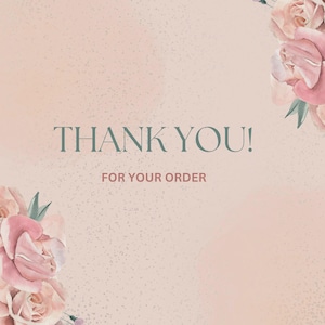 Puede incluir: Fondo rosa pastel con las palabras "THANK YOU!" en verde y "FOR YOUR ORDER" debajo. Rosas rosas y hojas verdes de estilo acuarela adornan las esquinas.