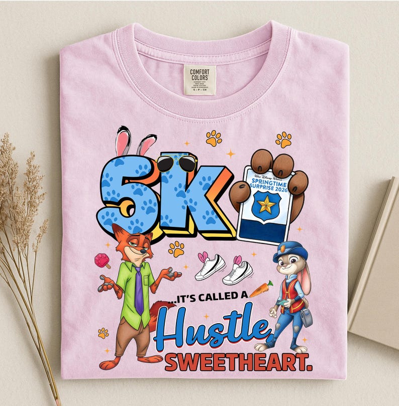 Puede incluir: Camiseta rosa claro Comfort Colors con personajes de dibujos animados y el texto "5K" con gafas de sol, huellas de patas y la frase "It's called a Hustle Sweetheart." El dise&ntilde;o incluye un zorro, un conejo y zapatillas.