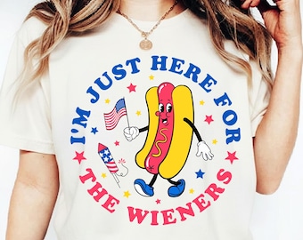 Camiseta "Solo estoy aquí por las salchichas", divertida camiseta con la bandera de EE. UU. y un perrito caliente, camiseta gráfica para la fiesta de barbacoa del 4 de julio.
