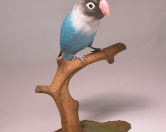 Agapornis enmascarado (B) Pájaro de madera tallado a mano