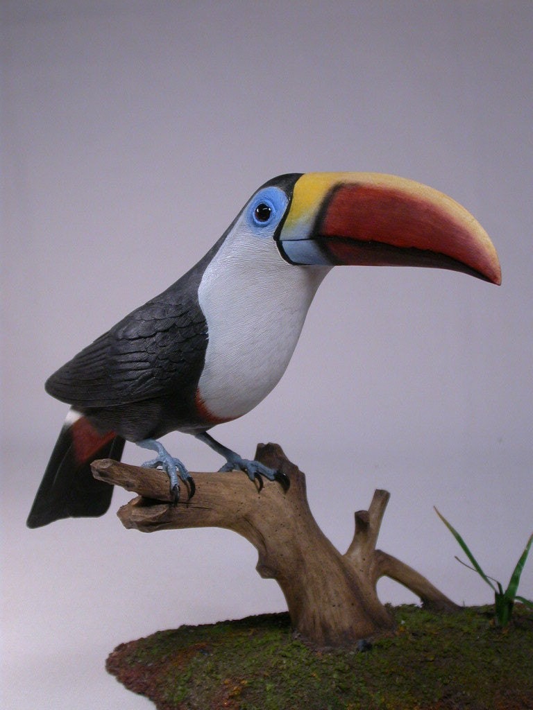 バルサ木彫りのカラフルなオオハシ、木の彫刻の鳥、販売のための